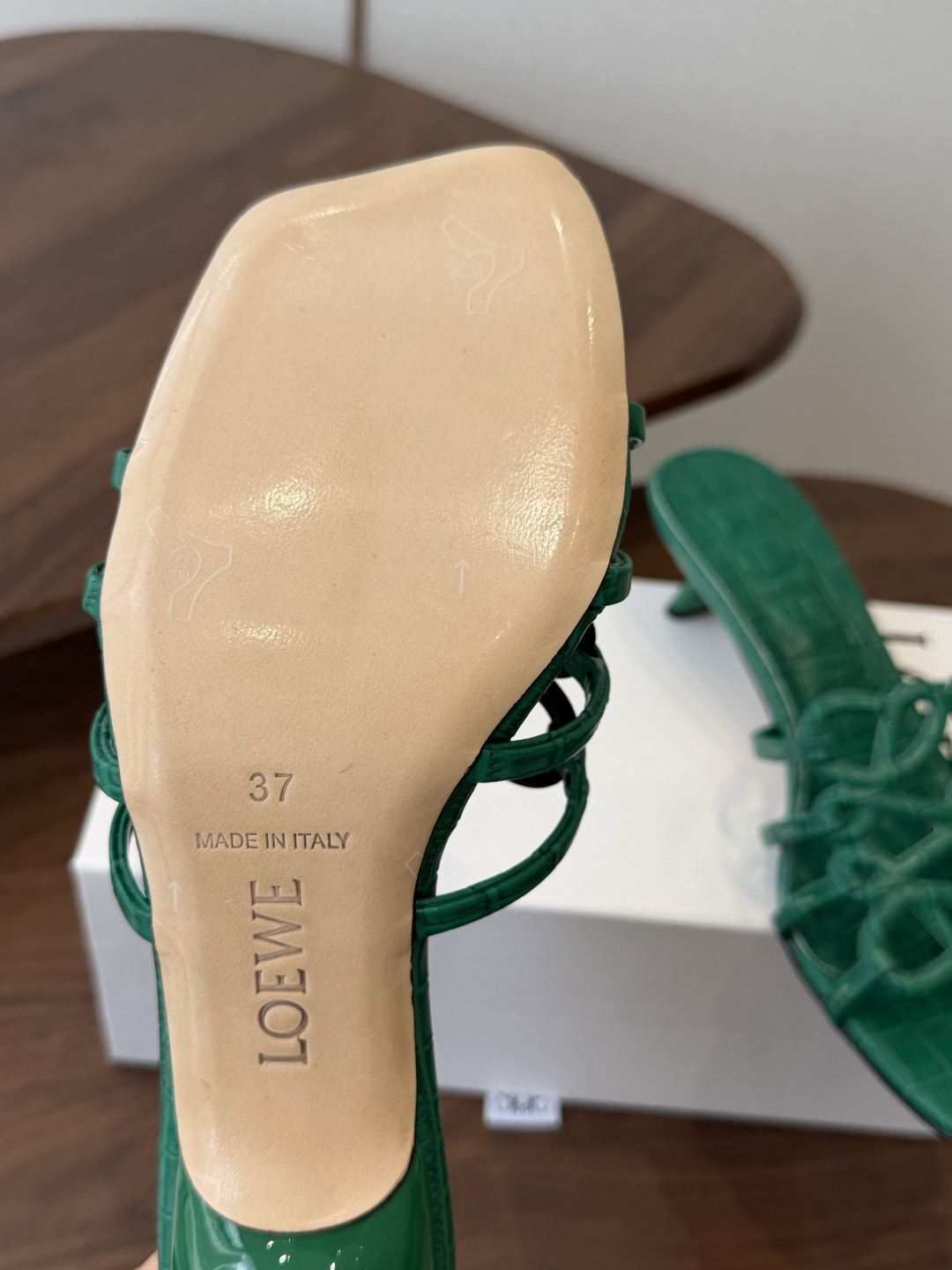 LOEWE 罗意威 26ss 春夏新品 拖鞋 疯狂种草简约设计感觉更干净优雅让你念念不忘 颜色也很耐看漂