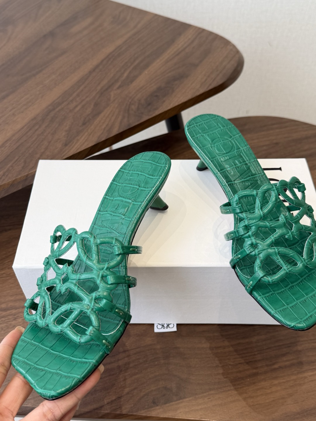 LOEWE 罗意威 26ss 春夏新品 拖鞋 疯狂种草简约设计感觉更干净优雅让你念念不忘 颜色也很耐看漂