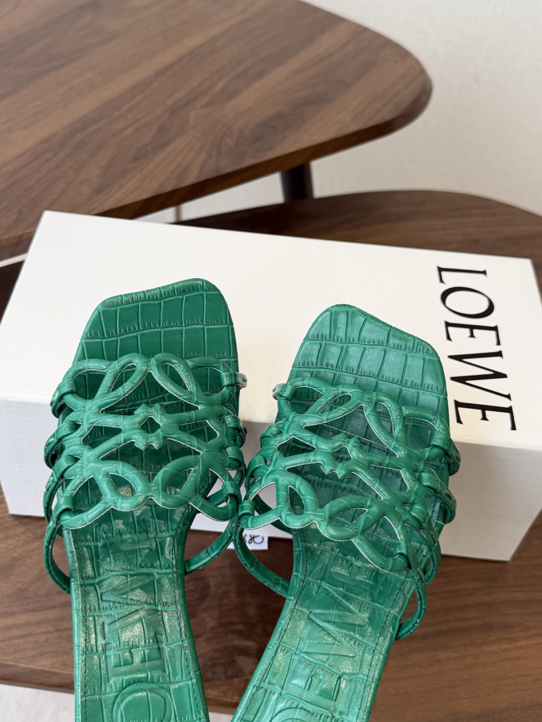 LOEWE 罗意威 26ss 春夏新品 拖鞋 疯狂种草简约设计感觉更干净优雅让你念念不忘 颜色也很耐看漂