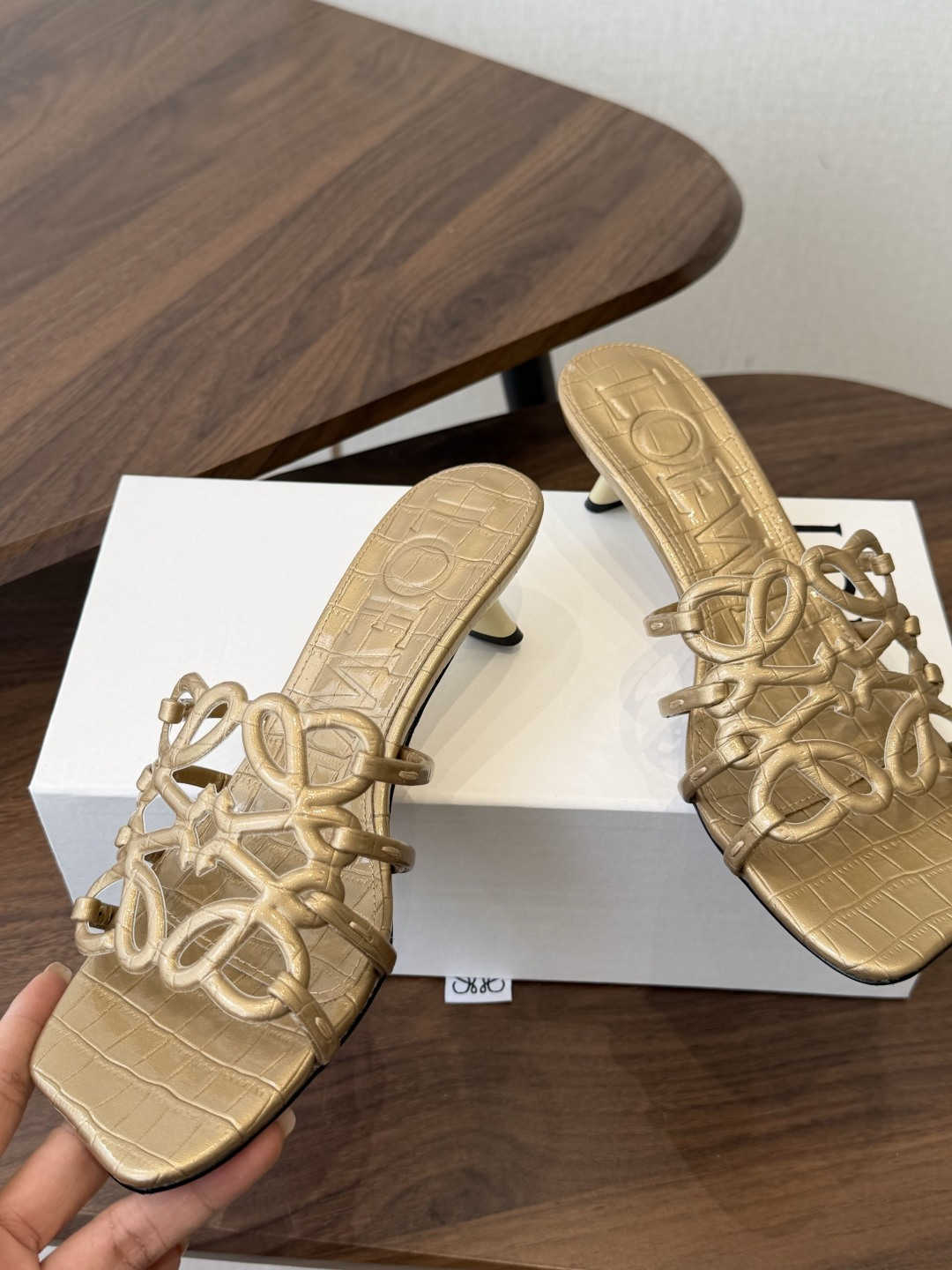 LOEWE 罗意威 26ss 春夏新品 拖鞋 疯狂种草简约设计感觉更干净优雅让你念念不忘 颜色也很耐看漂