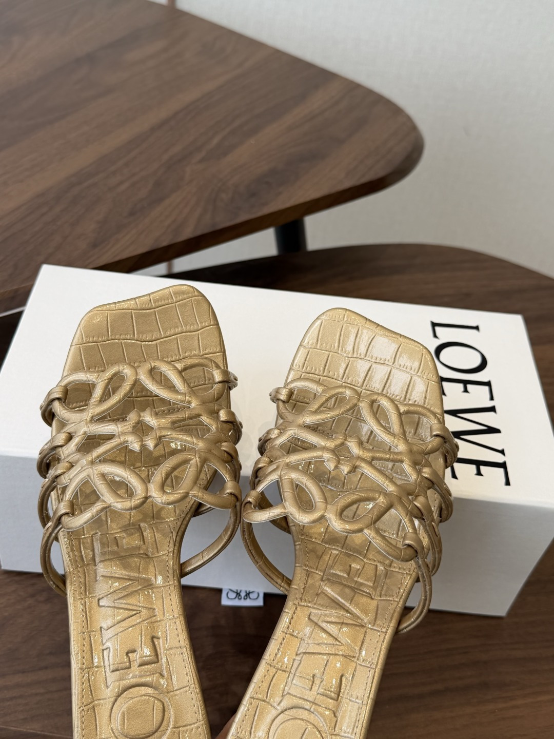 LOEWE 罗意威 26ss 春夏新品 拖鞋 疯狂种草简约设计感觉更干净优雅让你念念不忘 颜色也很耐看漂