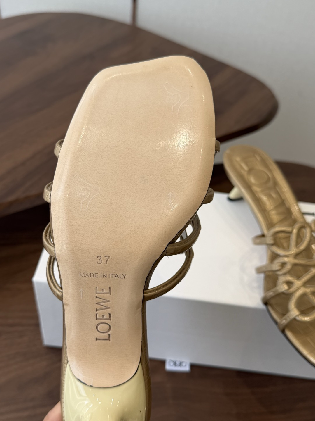 LOEWE 罗意威 26ss 春夏新品 拖鞋 疯狂种草简约设计感觉更干净优雅让你念念不忘 颜色也很耐看漂