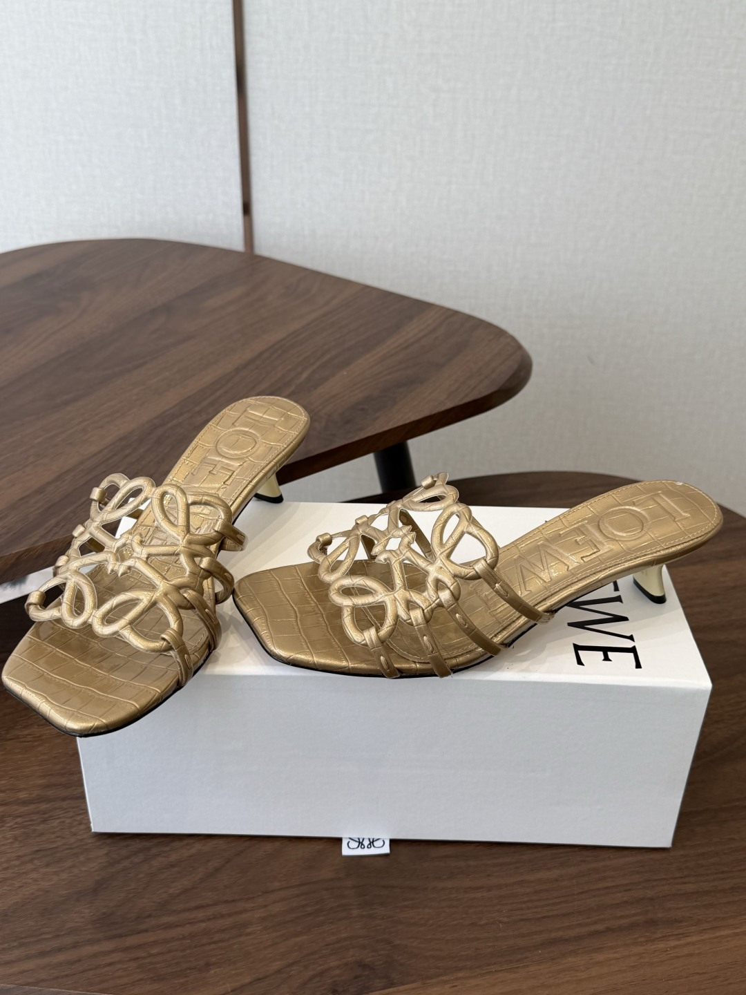 LOEWE 罗意威 26ss 春夏新品 拖鞋 疯狂种草简约设计感觉更干净优雅让你念念不忘 颜色也很耐看漂