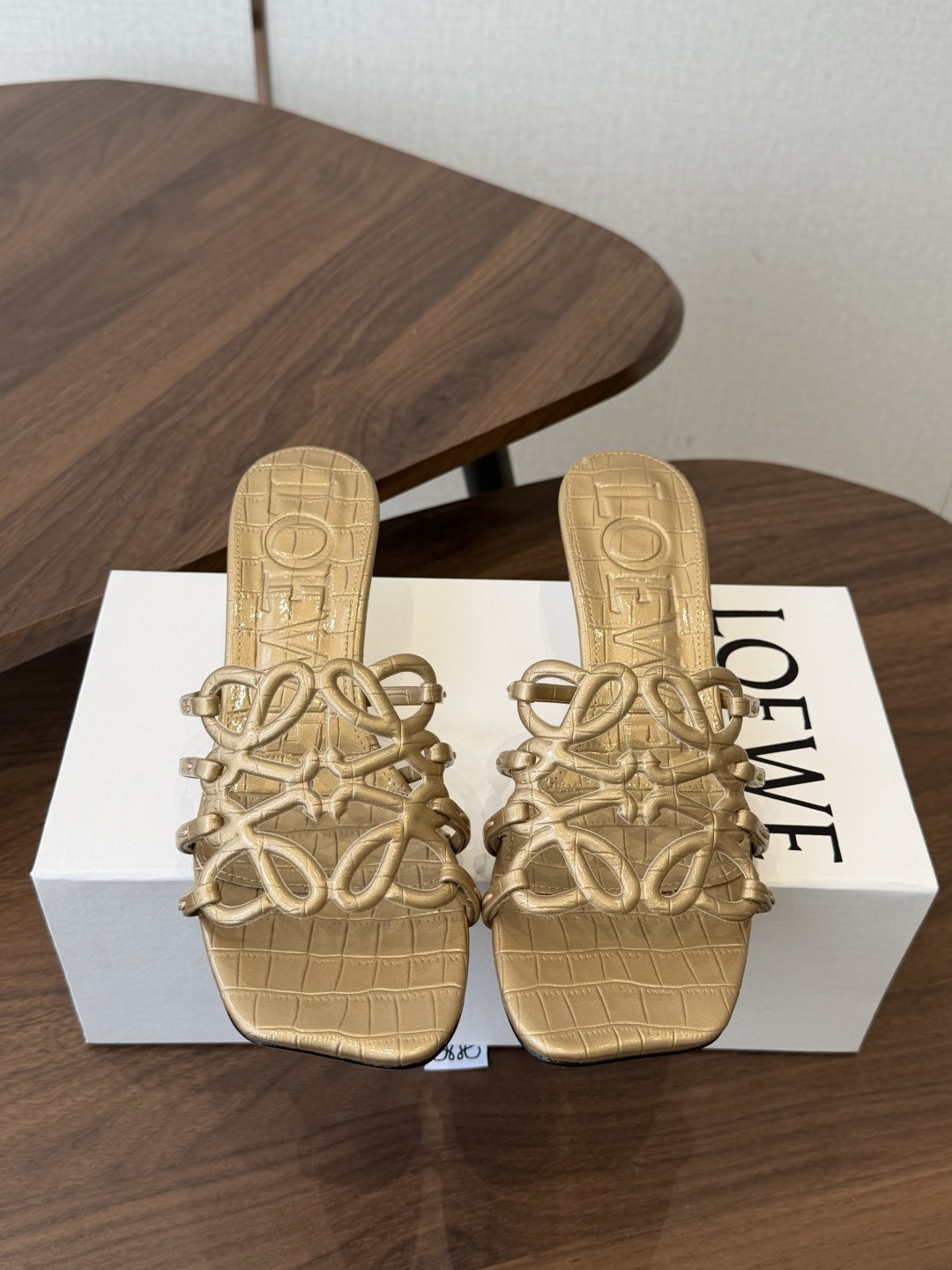 LOEWE 罗意威 26ss 春夏新品 拖鞋 疯狂种草简约设计感觉更干净优雅让你念念不忘 颜色也很耐看漂