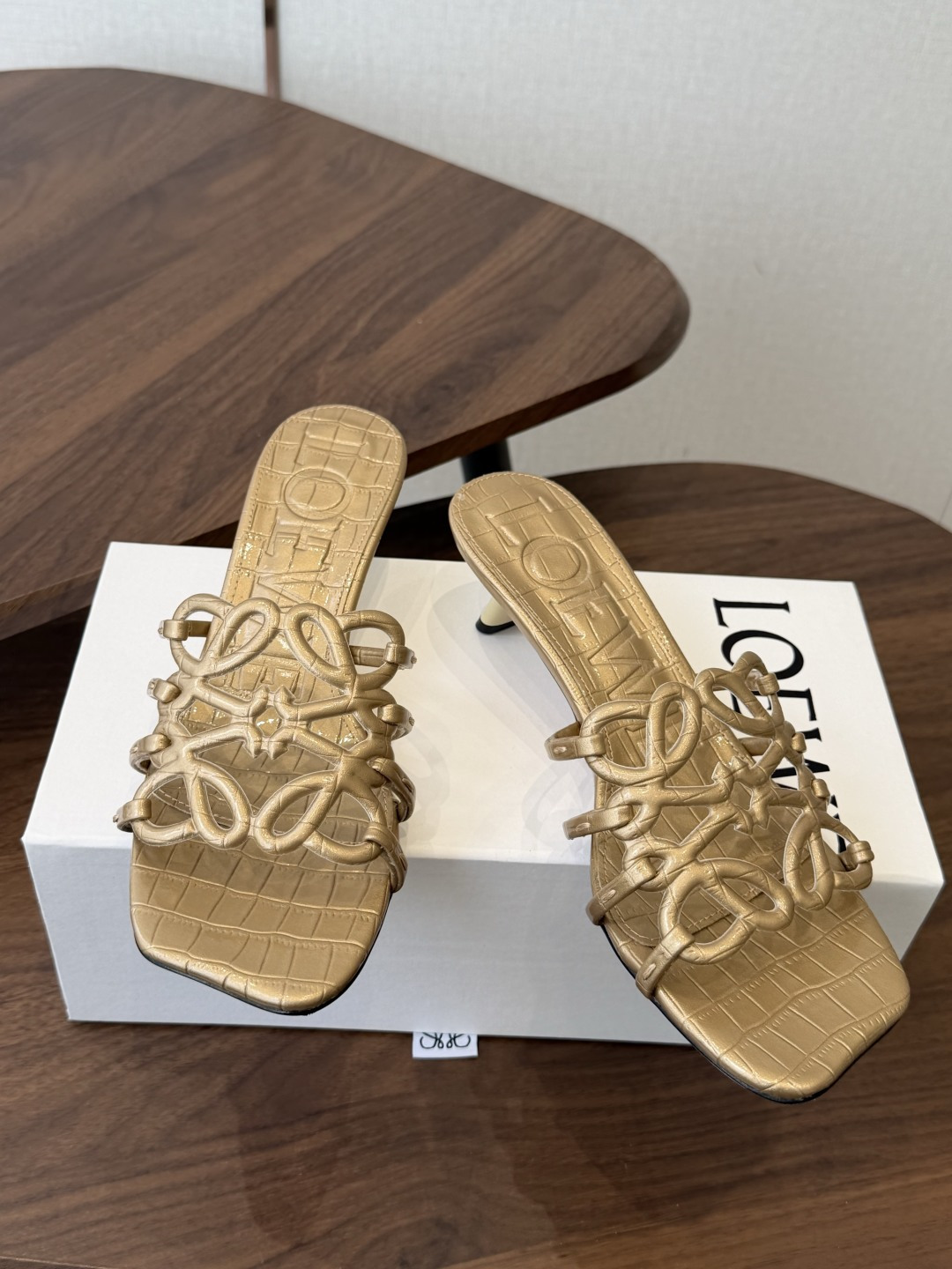 LOEWE 罗意威 26ss 春夏新品 拖鞋 疯狂种草简约设计感觉更干净优雅让你念念不忘 颜色也很耐看漂