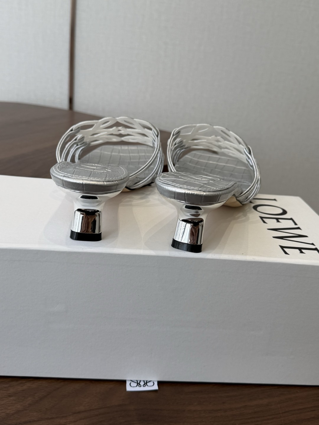 LOEWE 罗意威 26ss 春夏新品 拖鞋 疯狂种草简约设计感觉更干净优雅让你念念不忘 颜色也很耐看漂