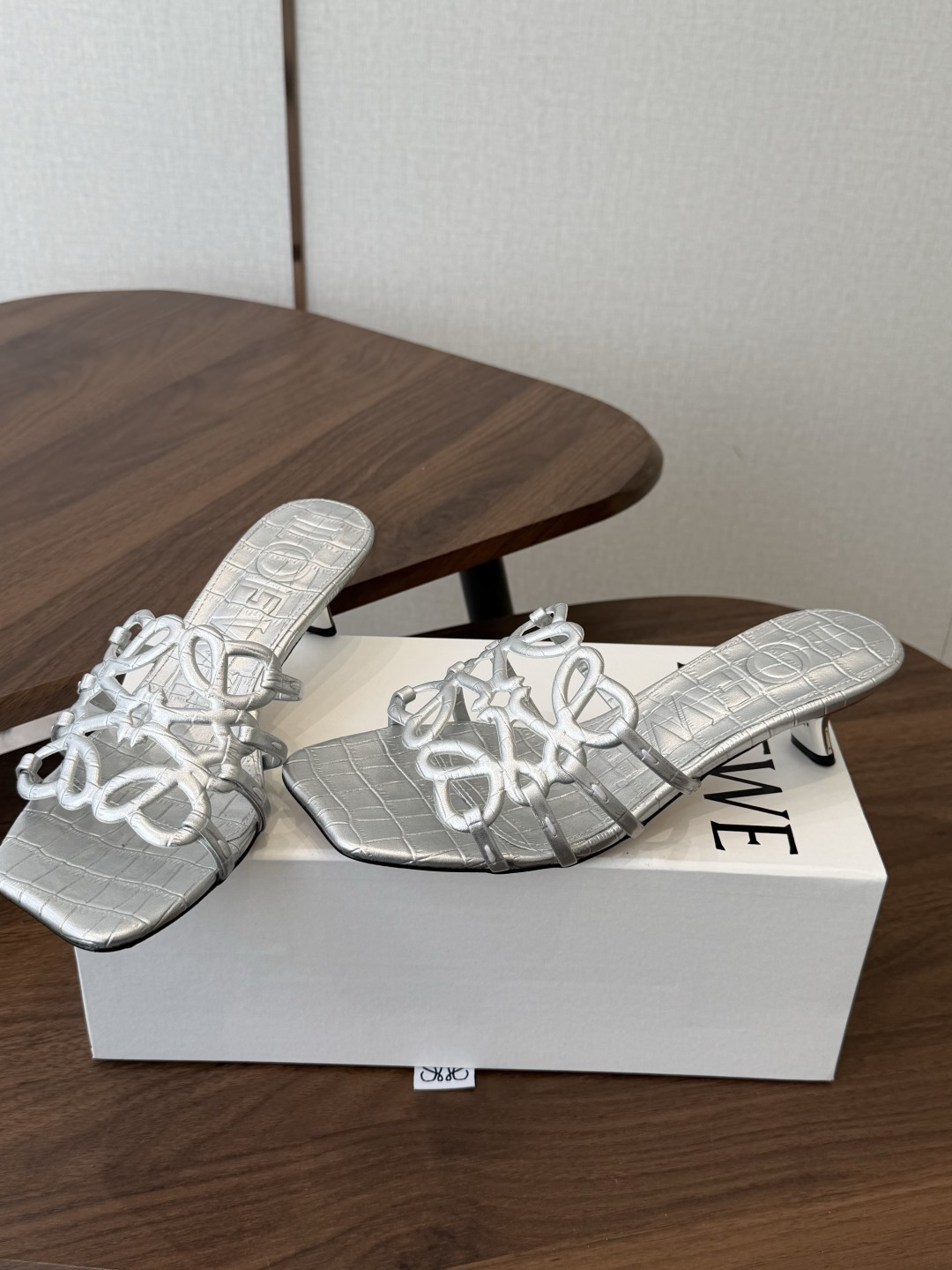 LOEWE 罗意威 26ss 春夏新品 拖鞋 疯狂种草简约设计感觉更干净优雅让你念念不忘 颜色也很耐看漂
