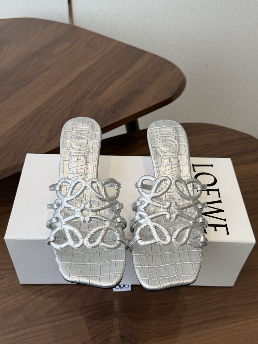 LOEWE 罗意威 26ss 春夏新品 拖鞋 疯狂种草简约设计感觉更干净优雅让你念念不忘 颜色也很耐看漂
