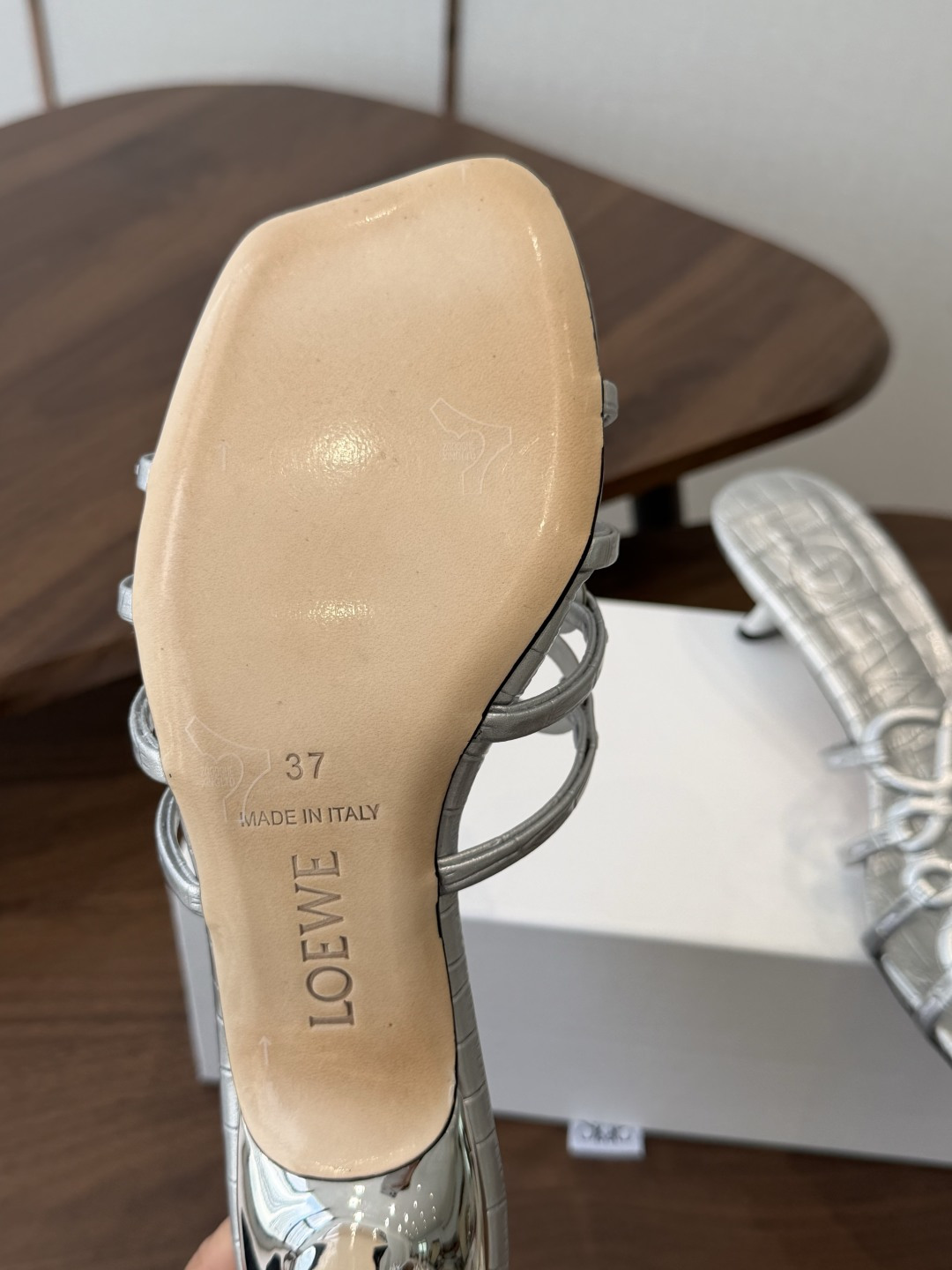 LOEWE 罗意威 26ss 春夏新品 拖鞋 疯狂种草简约设计感觉更干净优雅让你念念不忘 颜色也很耐看漂