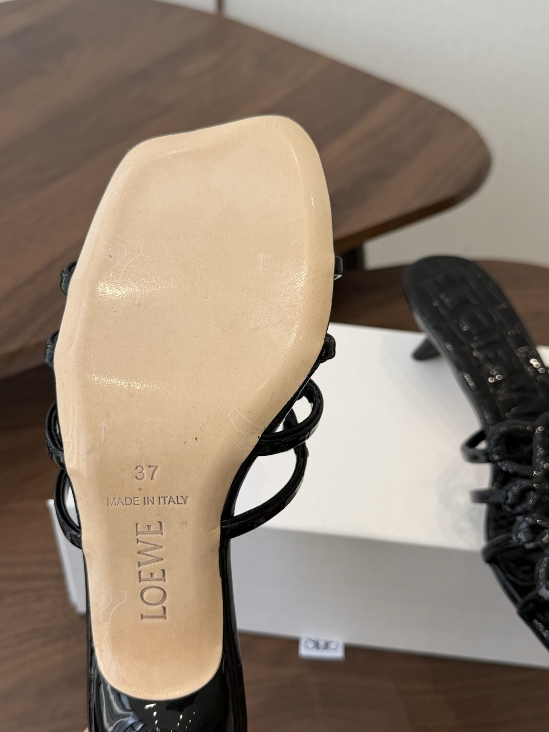 LOEWE 罗意威 26ss 春夏新品 拖鞋 疯狂种草简约设计感觉更干净优雅让你念念不忘 颜色也很耐看漂