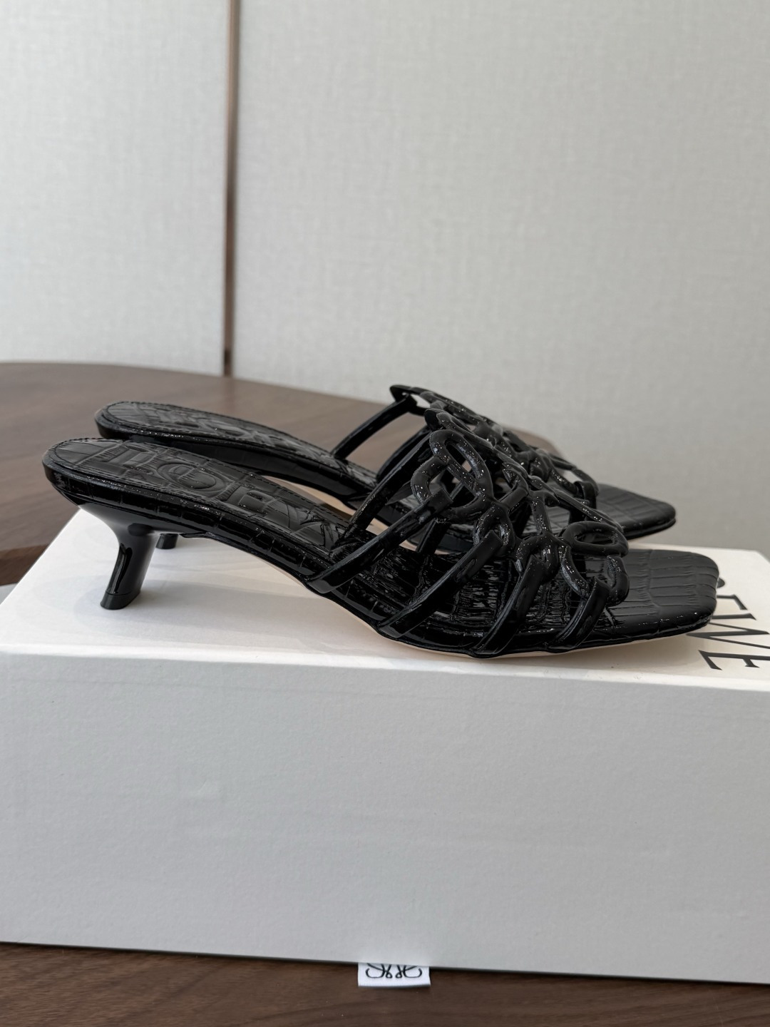 LOEWE 罗意威 26ss 春夏新品 拖鞋 疯狂种草简约设计感觉更干净优雅让你念念不忘 颜色也很耐看漂