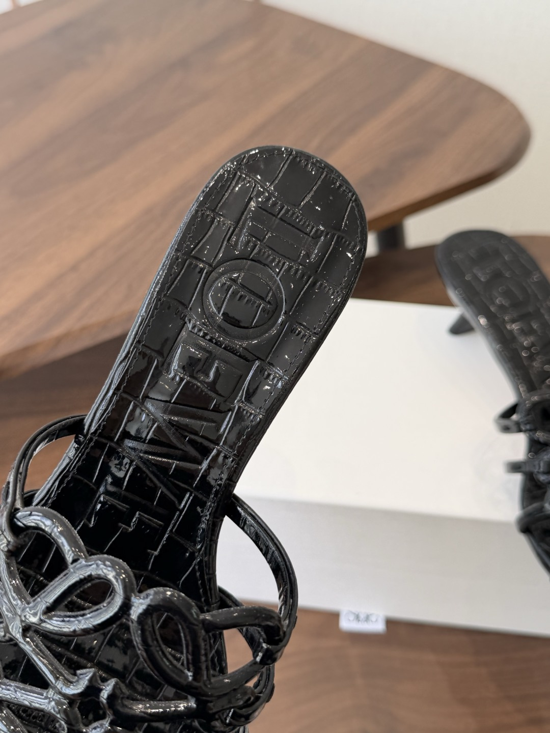 LOEWE 罗意威 26ss 春夏新品 拖鞋 疯狂种草简约设计感觉更干净优雅让你念念不忘 颜色也很耐看漂