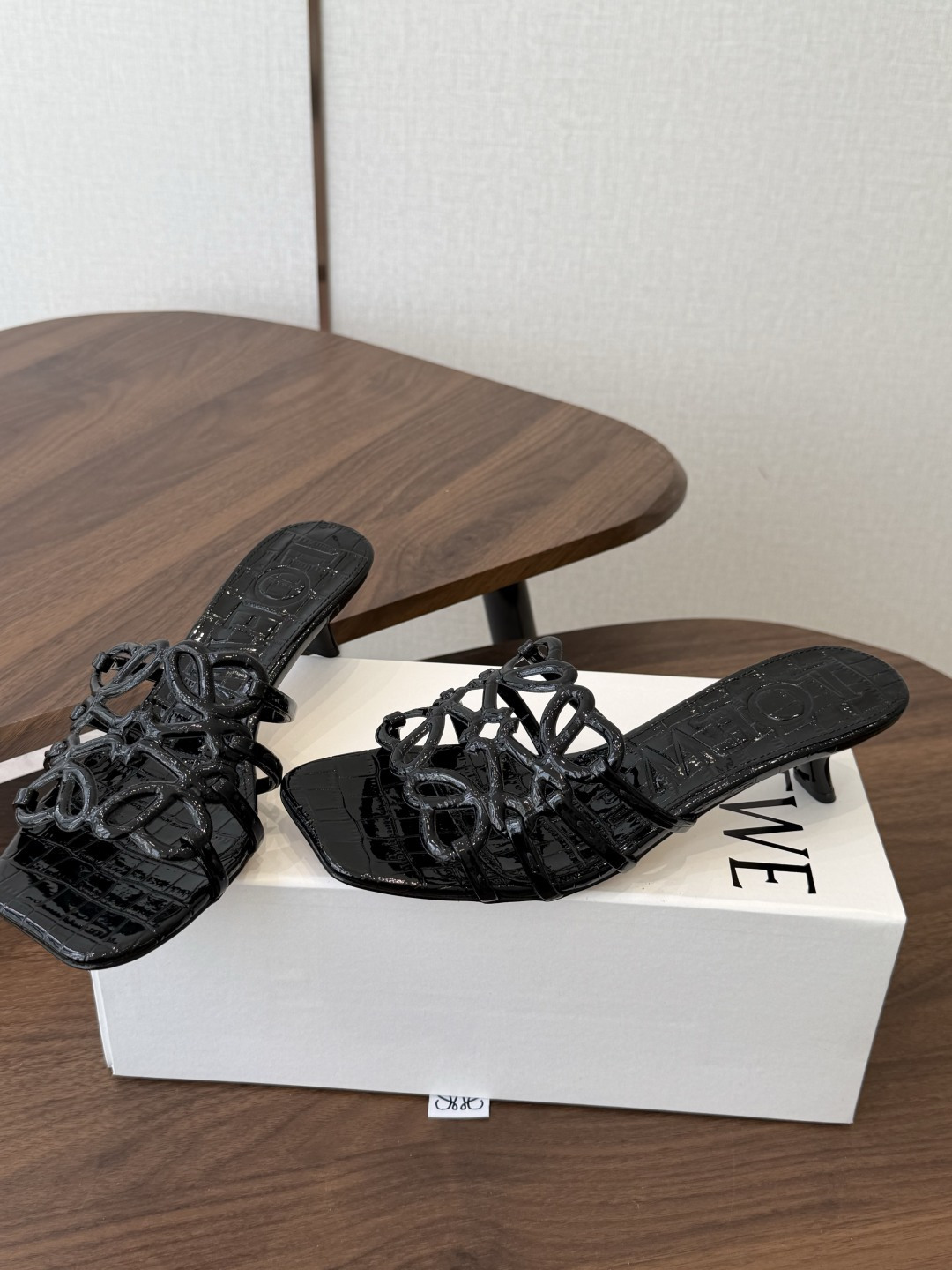 LOEWE 罗意威 26ss 春夏新品 拖鞋 疯狂种草简约设计感觉更干净优雅让你念念不忘 颜色也很耐看漂