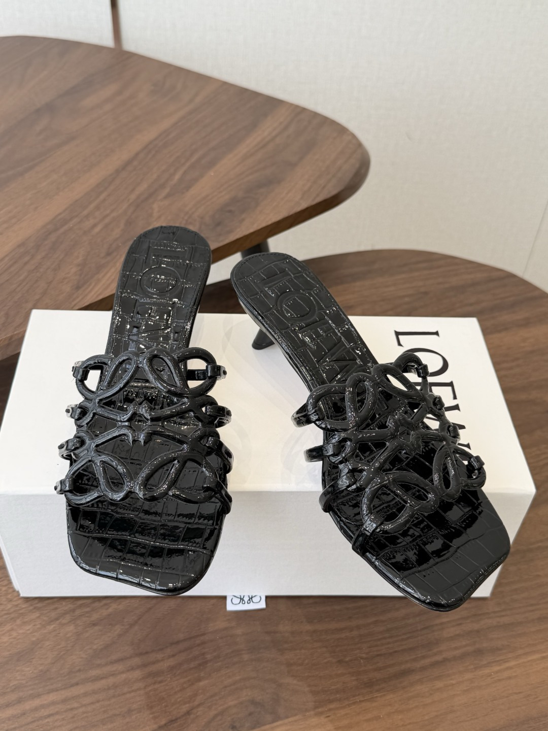 LOEWE 罗意威 26ss 春夏新品 拖鞋 疯狂种草简约设计感觉更干净优雅让你念念不忘 颜色也很耐看漂