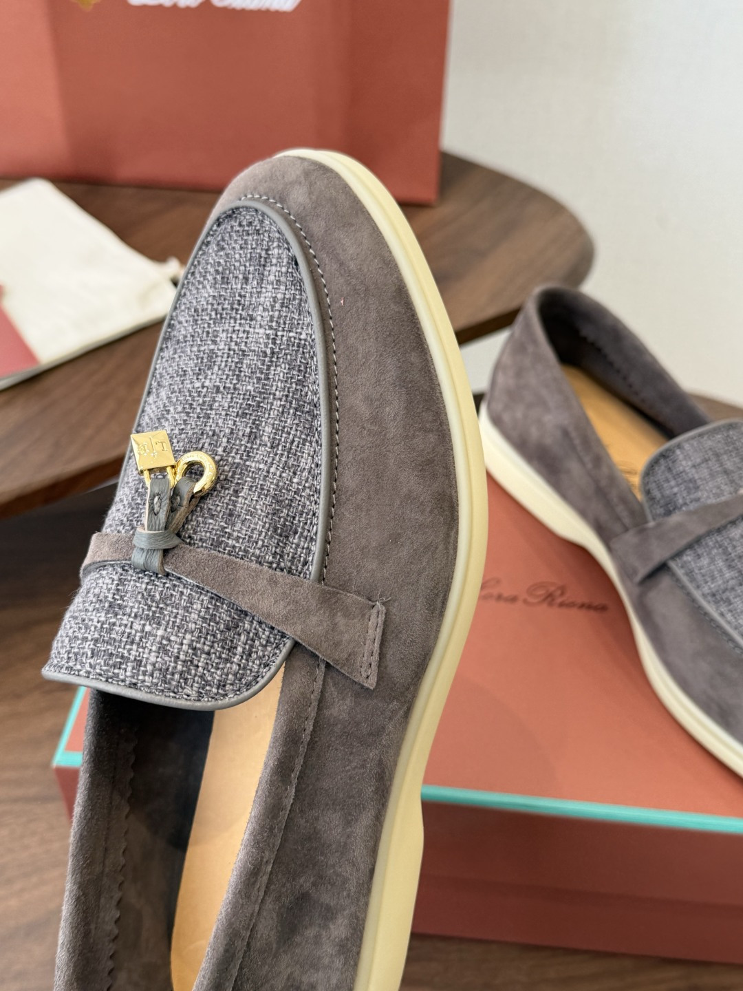Loro Piana 诺悠翩雅吊坠款乐福鞋 loro Piana 神仙颜值,色系完美!!封神了!!!毫 Loro Piana 诺悠翩雅吊坠款乐福鞋 loro Piana 神仙颜值,色系完美!!封神了!!!毫