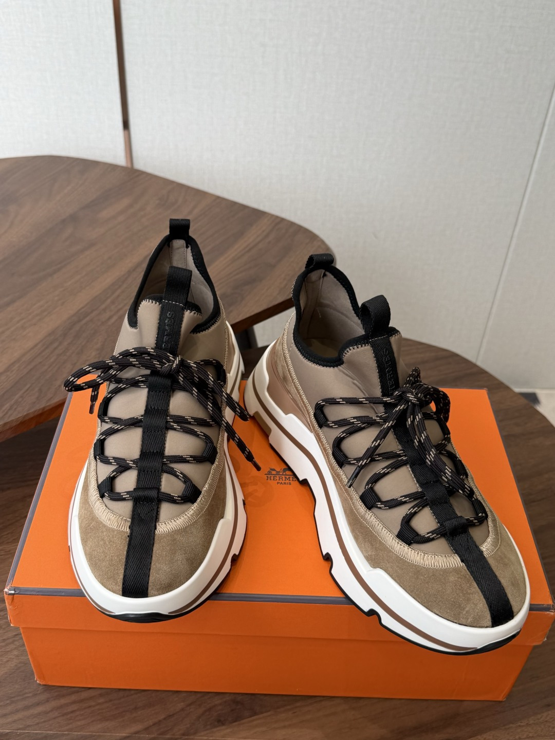 H家新品26ss Hermes 爱马仕 运动鞋 采用进口牛皮 进口麂皮镂空 运动时尚鞋面整圈头层小牛 H家新品26ss Hermes 爱马仕 运动鞋 采用进口牛皮 进口麂皮镂空 运动时尚鞋面整圈头层小牛