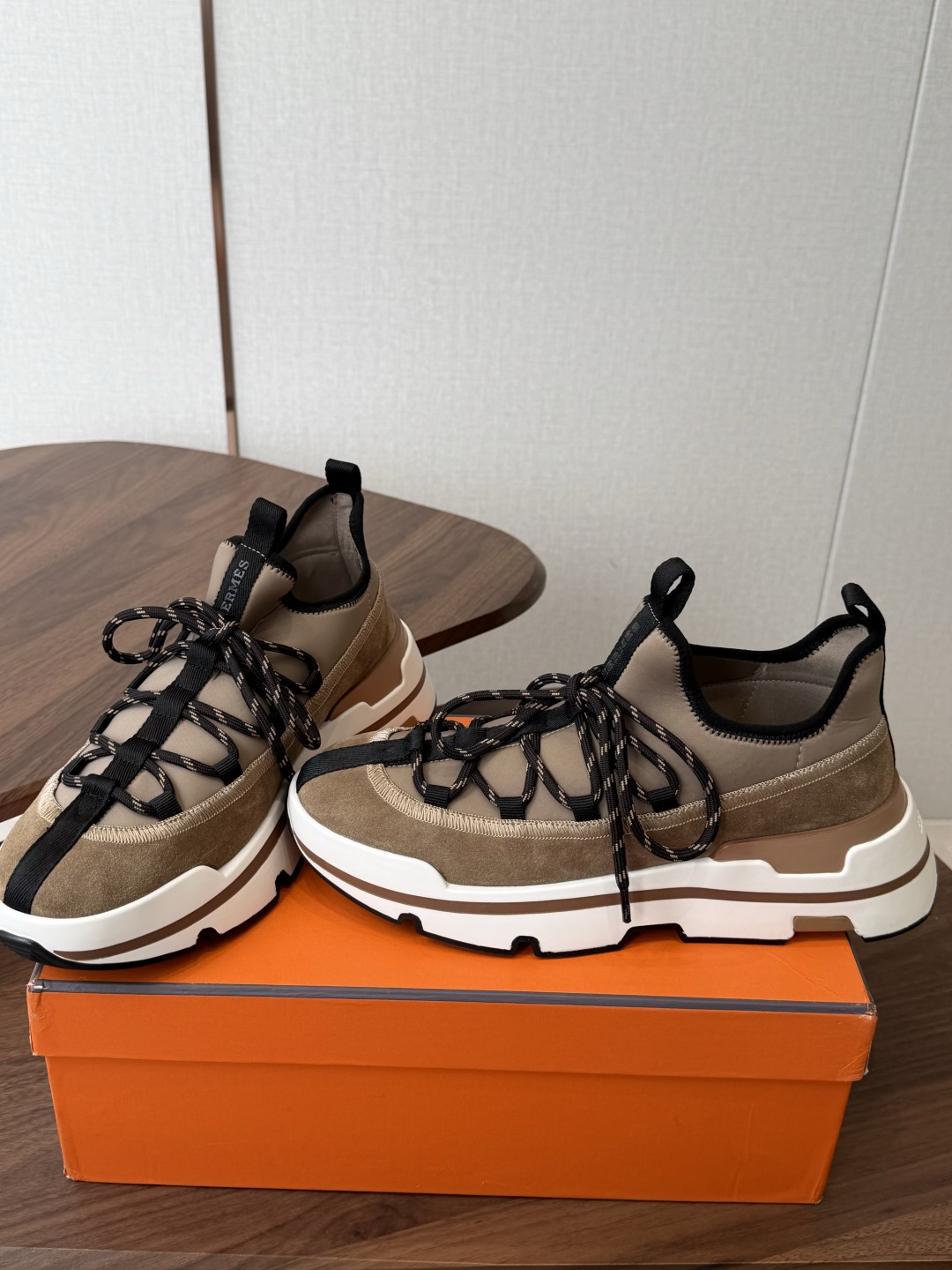 H家新品26ss Hermes 爱马仕 运动鞋 采用进口牛皮 进口麂皮镂空 运动时尚鞋面整圈头层小牛 H家新品26ss Hermes 爱马仕 运动鞋 采用进口牛皮 进口麂皮镂空 运动时尚鞋面整圈头层小牛
