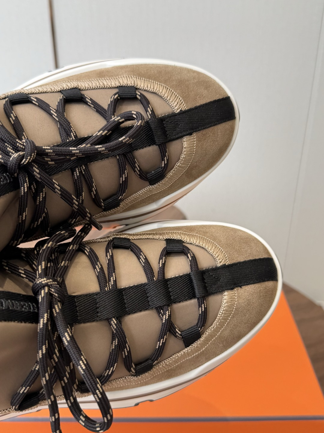H家新品26ss Hermes 爱马仕 运动鞋 采用进口牛皮 进口麂皮镂空 运动时尚鞋面整圈头层小牛 H家新品26ss Hermes 爱马仕 运动鞋 采用进口牛皮 进口麂皮镂空 运动时尚鞋面整圈头层小牛
