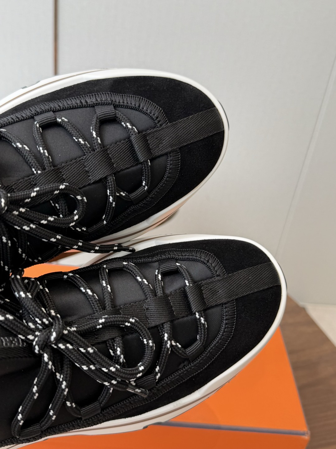 H家新品26ss Hermes 爱马仕 运动鞋 采用进口牛皮 进口麂皮镂空 运动时尚鞋面整圈头层小牛 H家新品26ss Hermes 爱马仕 运动鞋 采用进口牛皮 进口麂皮镂空 运动时尚鞋面整圈头层小牛