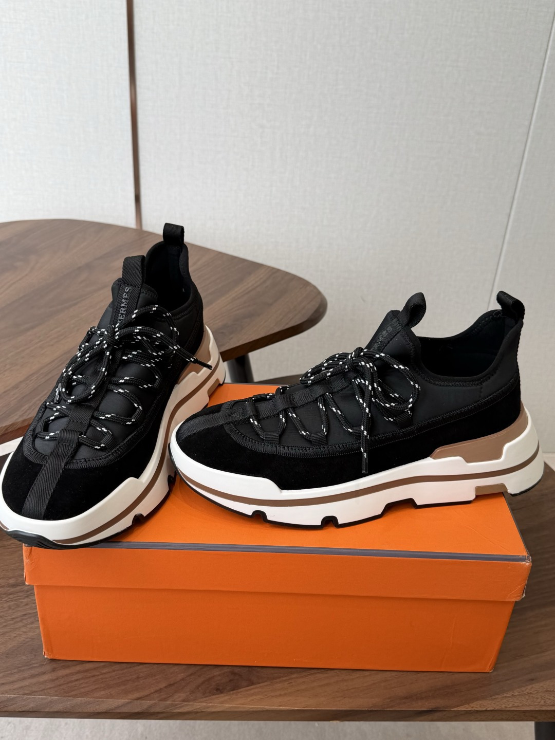 H家新品26ss Hermes 爱马仕 运动鞋 采用进口牛皮 进口麂皮镂空 运动时尚鞋面整圈头层小牛 H家新品26ss Hermes 爱马仕 运动鞋 采用进口牛皮 进口麂皮镂空 运动时尚鞋面整圈头层小牛