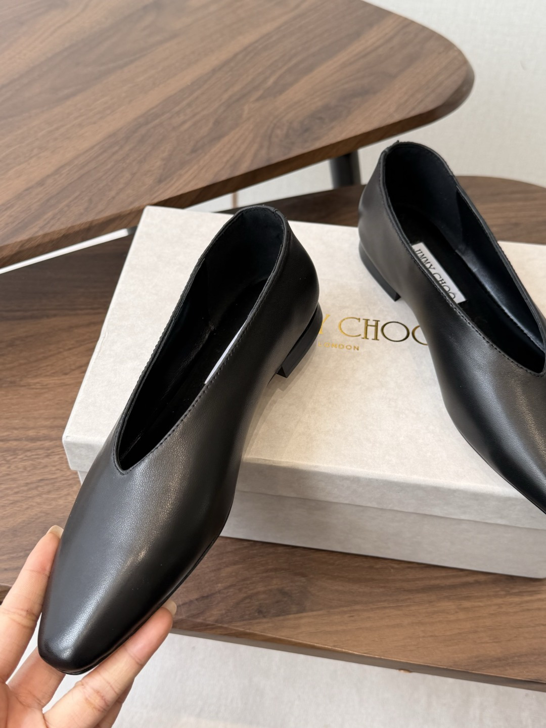 Jimmy Choo 26ss单鞋 同步专柜 主打精致 舒适度休闲 甜美 无解风都轻松满足 bli Jimmy Choo 26ss单鞋 同步专柜 主打精致 舒适度休闲 甜美 无解风都轻松满足 bli