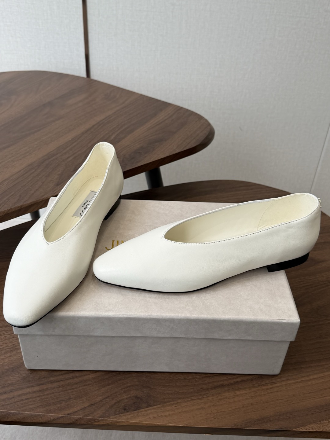 Jimmy Choo 26ss单鞋 同步专柜 主打精致 舒适度休闲 甜美 无解风都轻松满足 bli Jimmy Choo 26ss单鞋 同步专柜 主打精致 舒适度休闲 甜美 无解风都轻松满足 bli