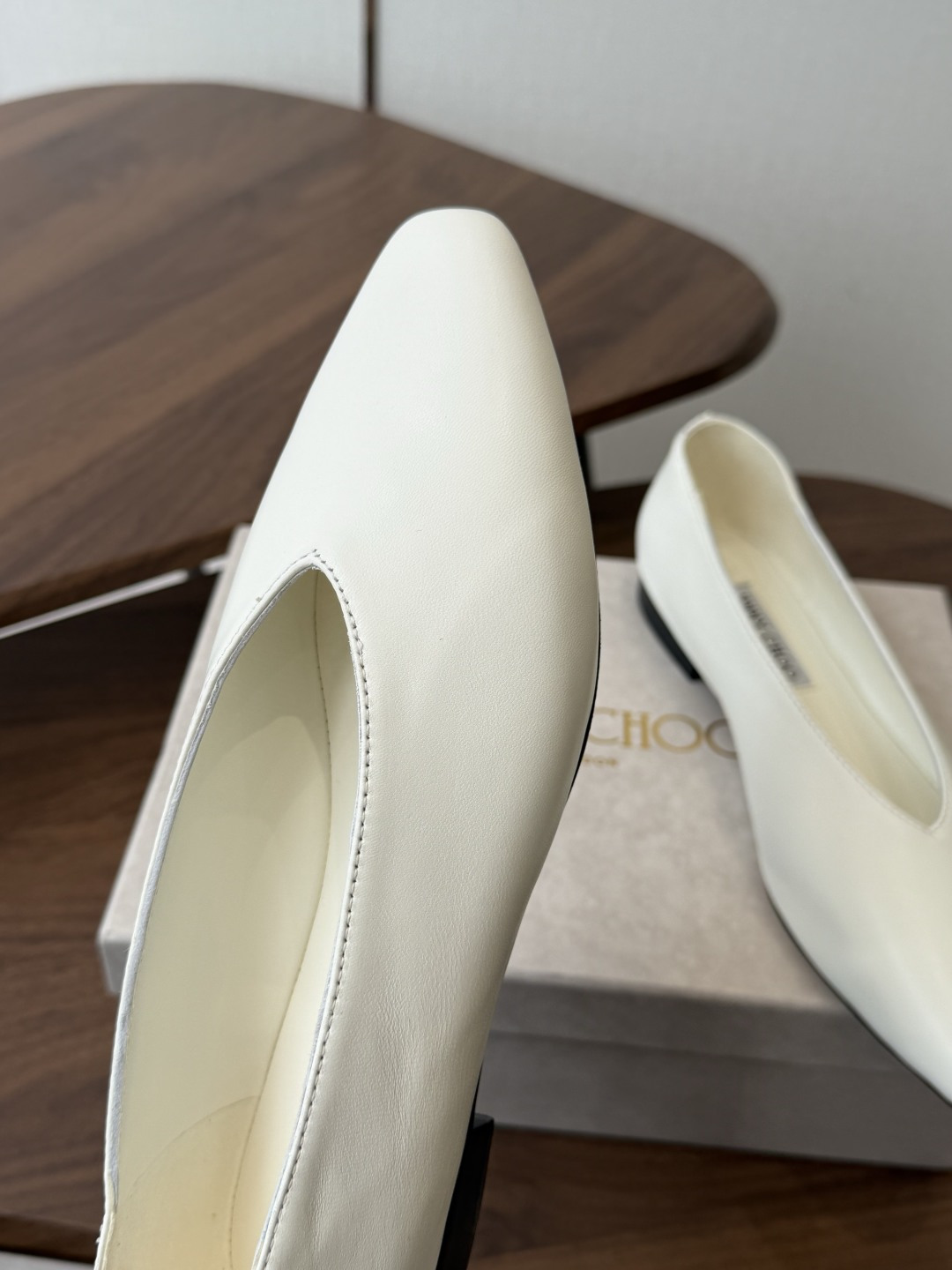 Jimmy Choo 26ss单鞋 同步专柜 主打精致 舒适度休闲 甜美 无解风都轻松满足 bli Jimmy Choo 26ss单鞋 同步专柜 主打精致 舒适度休闲 甜美 无解风都轻松满足 bli