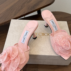 Jimmy Choo jc 周仰杰 新款蕾丝高跟鞋,这对复古小蕾丝,绝对是鞋柜C位的不二之选!它不只 Jimmy Choo jc 周仰杰 新款蕾丝高跟鞋,这对复古小蕾丝,绝对是鞋柜C位的不二之选!它不只