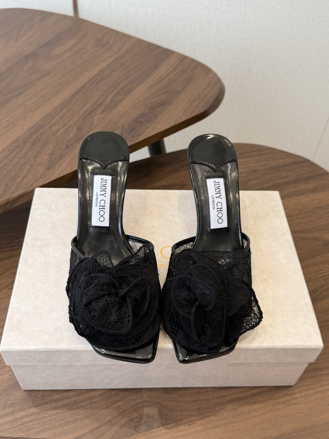 Jimmy Choo jc  周仰杰  新款蕾丝高跟鞋，这对复古小蕾丝，绝对是鞋柜C位的不二之选！它不只