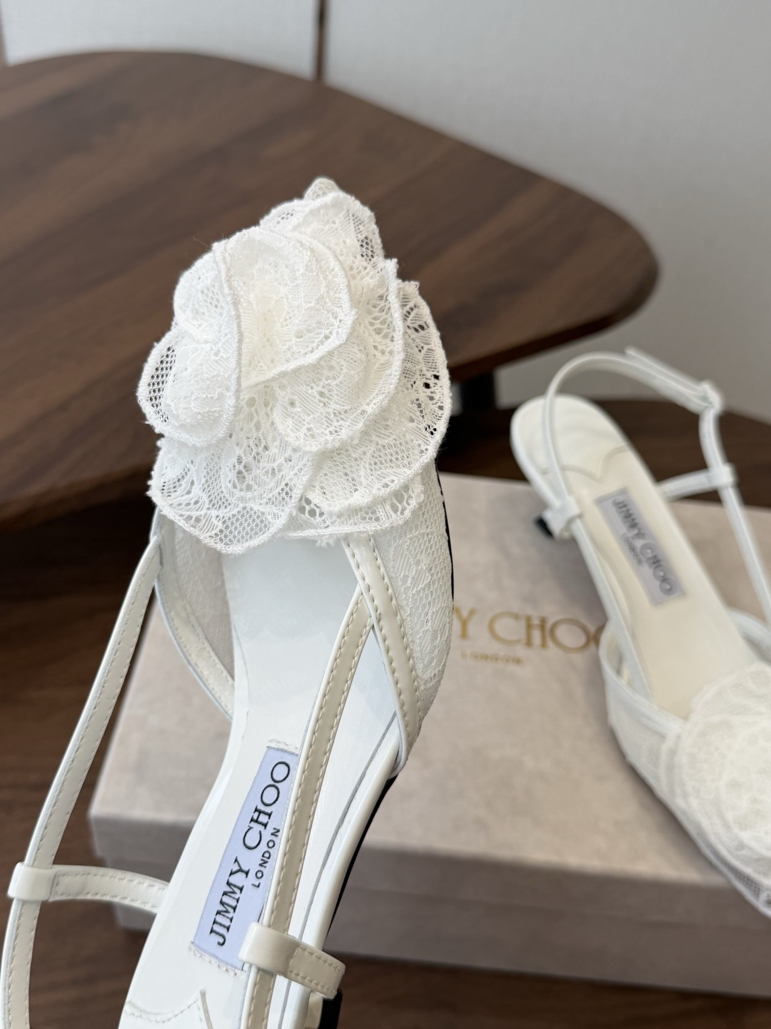 Jimmy Choo jc 周仰杰 新款蕾丝高跟鞋,这对复古小蕾丝,绝对是鞋柜C位的不二之选!它不只 Jimmy Choo jc 周仰杰 新款蕾丝高跟鞋,这对复古小蕾丝,绝对是鞋柜C位的不二之选!它不只