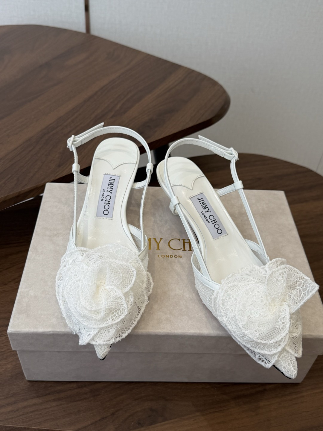Jimmy Choo jc 周仰杰 新款蕾丝高跟鞋,这对复古小蕾丝,绝对是鞋柜C位的不二之选!它不只 Jimmy Choo jc 周仰杰 新款蕾丝高跟鞋,这对复古小蕾丝,绝对是鞋柜C位的不二之选!它不只