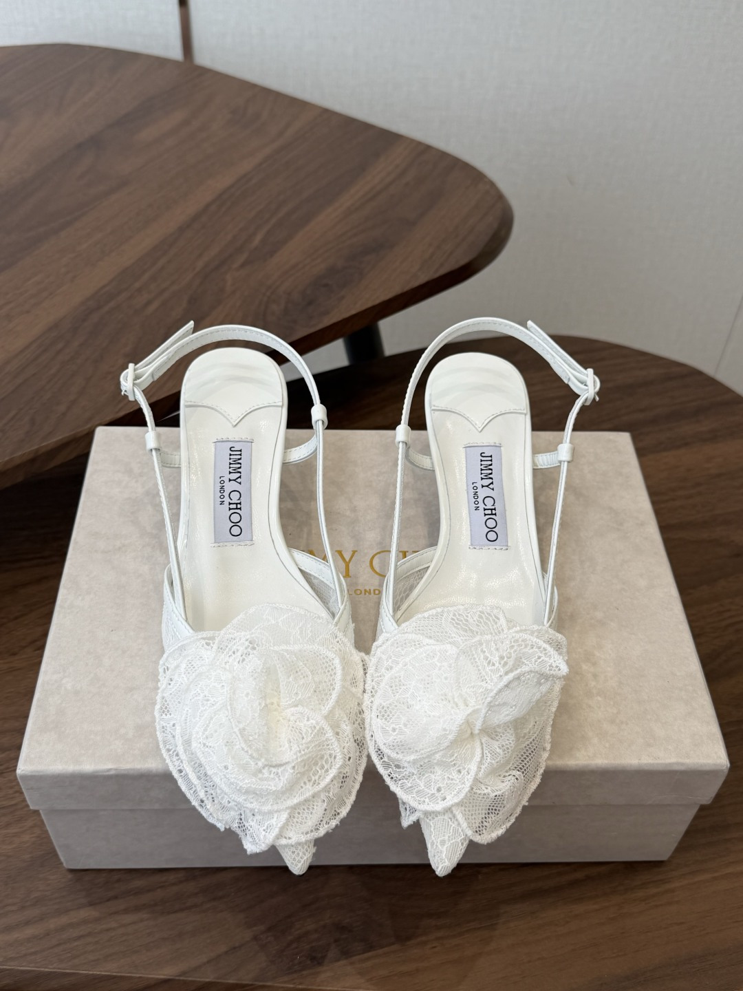 Jimmy Choo jc  周仰杰  新款蕾丝高跟鞋，这对复古小蕾丝，绝对是鞋柜C位的不二之选！它不只