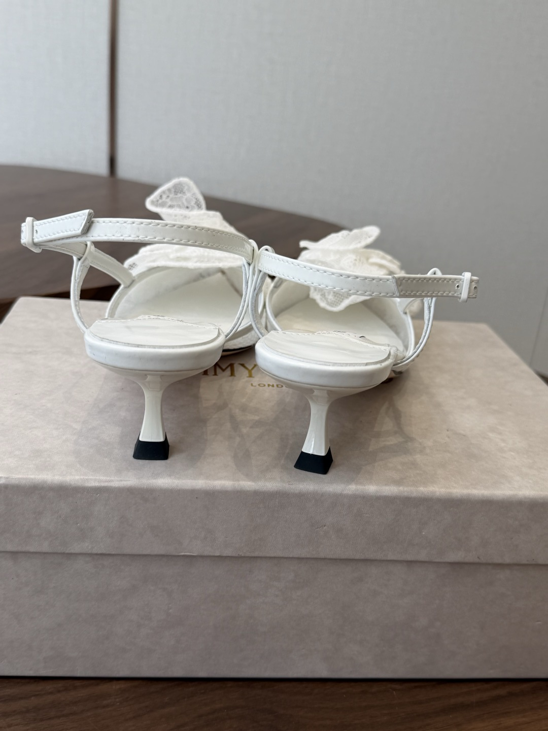 Jimmy Choo jc 周仰杰 新款蕾丝高跟鞋,这对复古小蕾丝,绝对是鞋柜C位的不二之选!它不只 Jimmy Choo jc 周仰杰 新款蕾丝高跟鞋,这对复古小蕾丝,绝对是鞋柜C位的不二之选!它不只