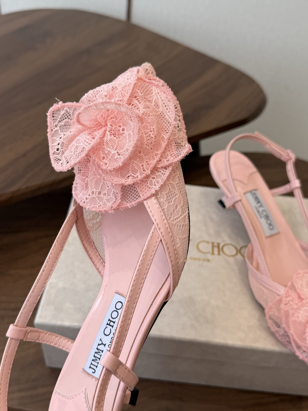 Jimmy Choo jc 周仰杰 新款蕾丝高跟鞋,这对复古小蕾丝,绝对是鞋柜C位的不二之选!它不只 Jimmy Choo jc 周仰杰 新款蕾丝高跟鞋,这对复古小蕾丝,绝对是鞋柜C位的不二之选!它不只