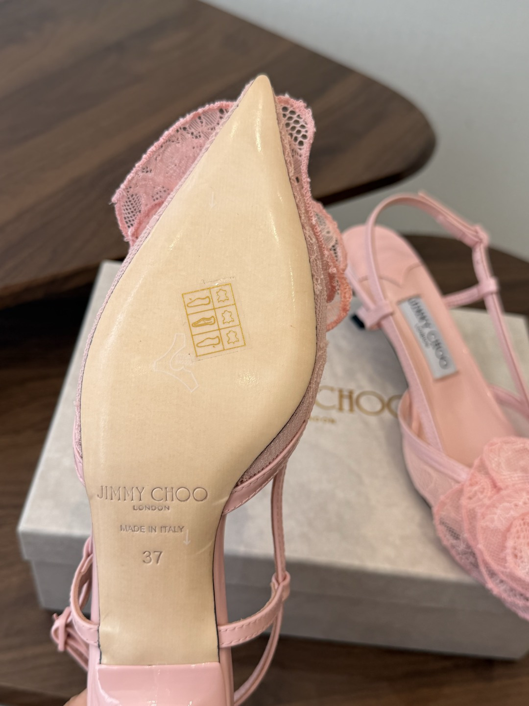 Jimmy Choo jc 周仰杰 新款蕾丝高跟鞋,这对复古小蕾丝,绝对是鞋柜C位的不二之选!它不只 Jimmy Choo jc 周仰杰 新款蕾丝高跟鞋,这对复古小蕾丝,绝对是鞋柜C位的不二之选!它不只
