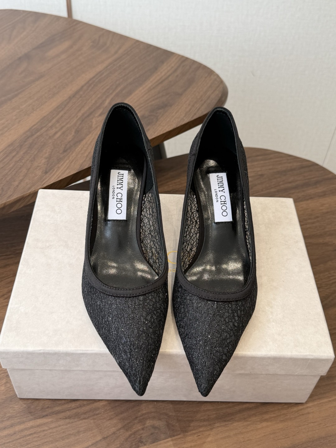 Jimmy Choo jc  周仰杰  新款蕾丝高跟鞋，这对复古小蕾丝，绝对是鞋柜C位的不二之选！它不只