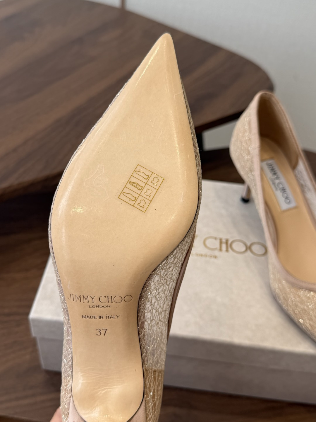 Jimmy Choo jc  周仰杰  新款蕾丝高跟鞋，这对复古小蕾丝，绝对是鞋柜C位的不二之选！它不只