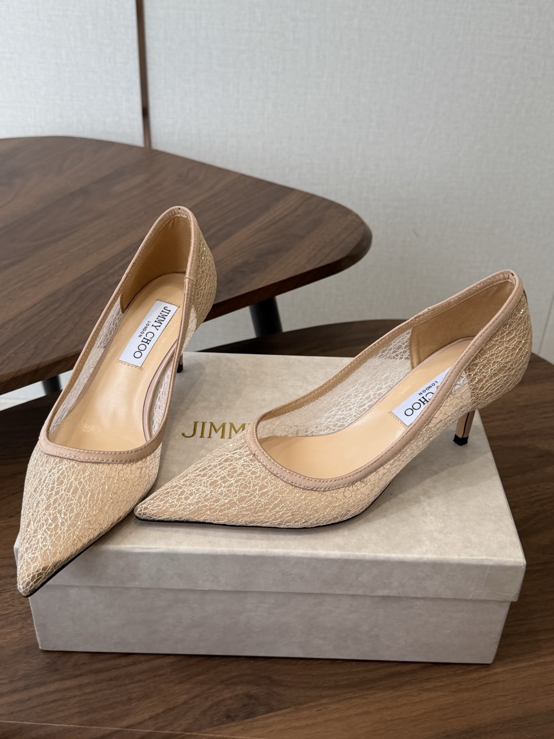 Jimmy Choo jc  周仰杰  新款蕾丝高跟鞋，这对复古小蕾丝，绝对是鞋柜C位的不二之选！它不只