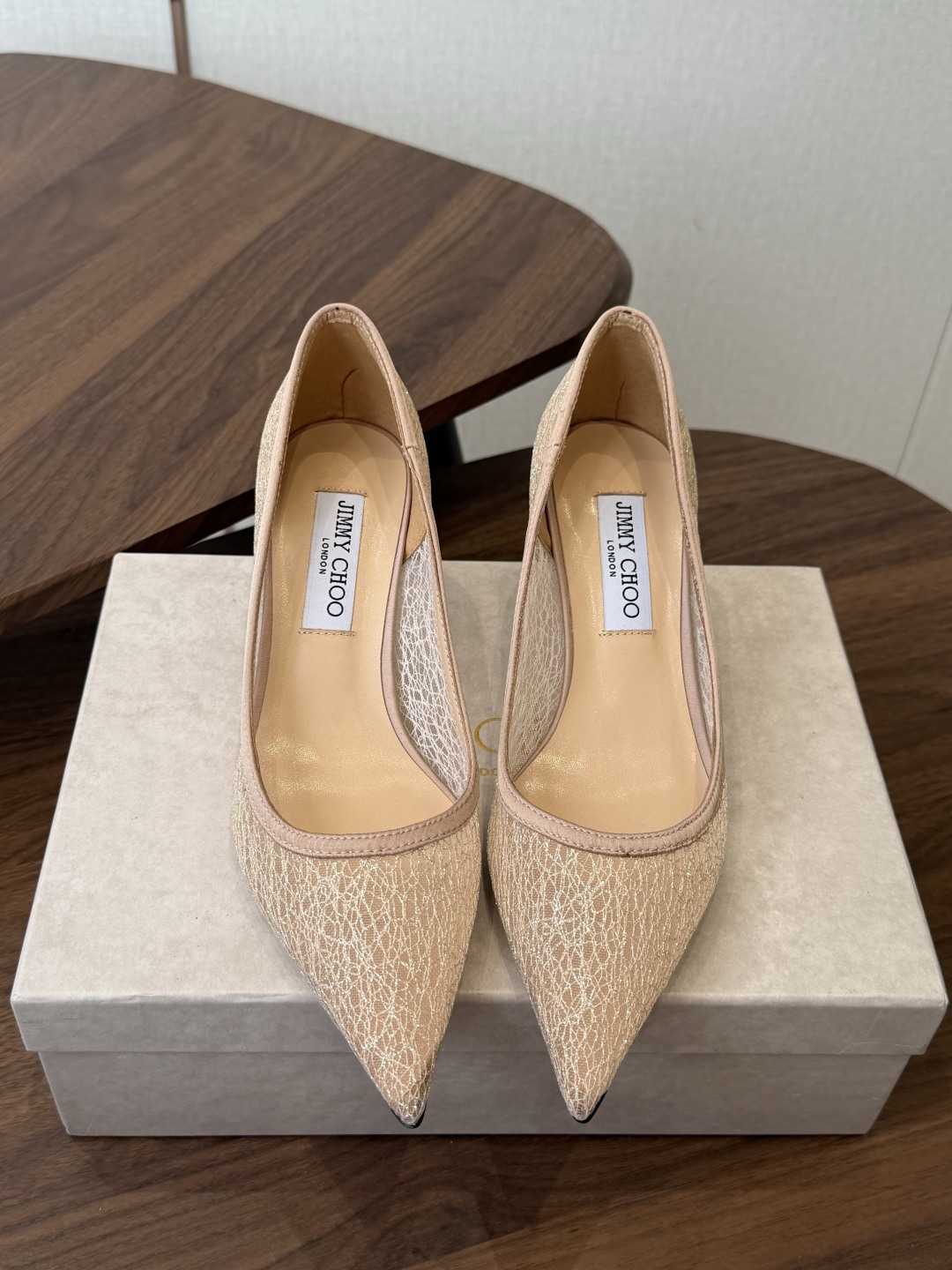 Jimmy Choo jc  周仰杰  新款蕾丝高跟鞋，这对复古小蕾丝，绝对是鞋柜C位的不二之选！它不只