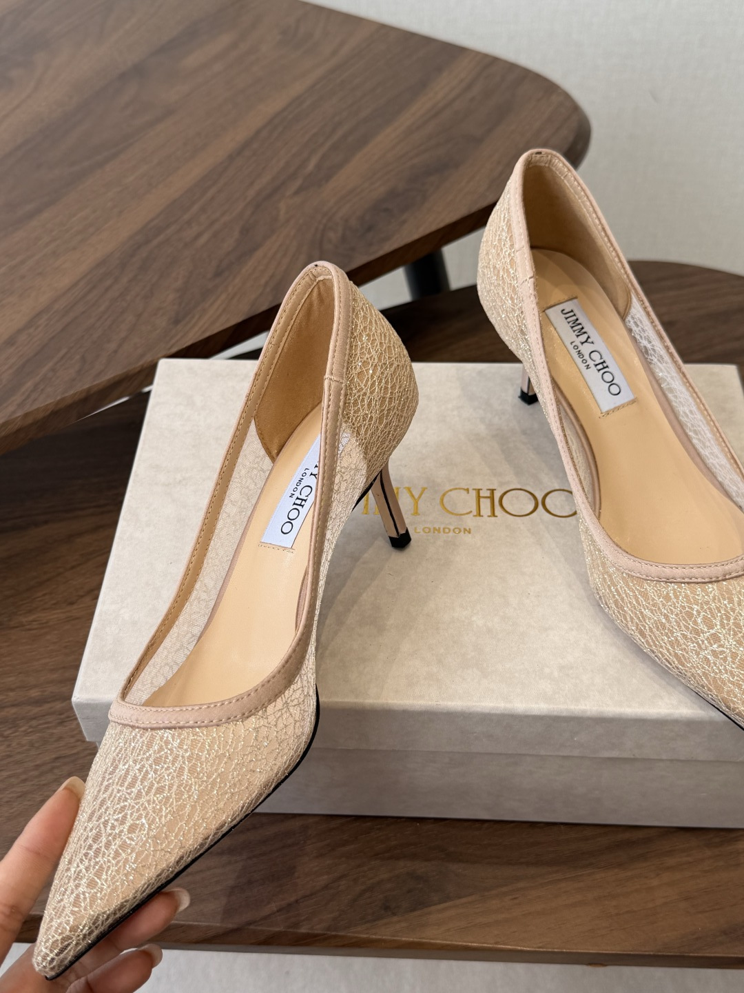 Jimmy Choo jc  周仰杰  新款蕾丝高跟鞋，这对复古小蕾丝，绝对是鞋柜C位的不二之选！它不只