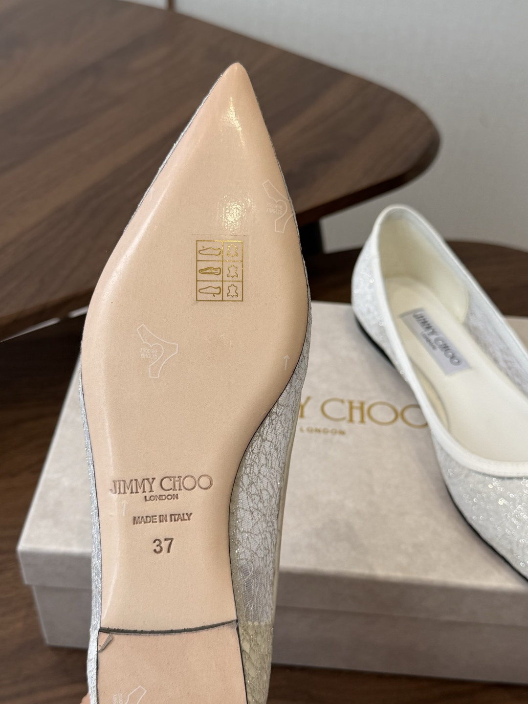 Jimmy Choo jc  周仰杰  新款蕾丝高跟鞋，这对复古小蕾丝，绝对是鞋柜C位的不二之选！它不只