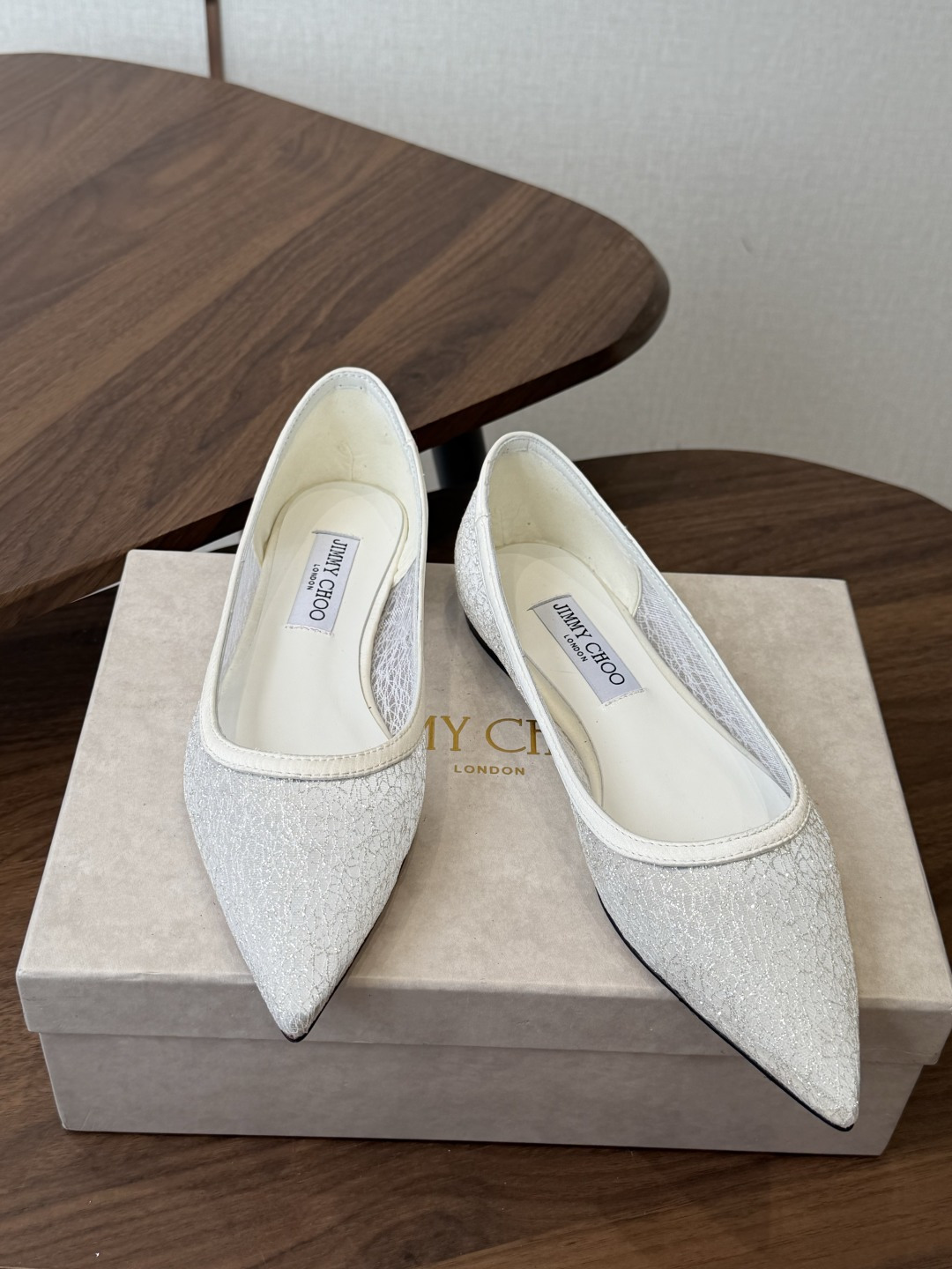 Jimmy Choo jc  周仰杰  新款蕾丝高跟鞋，这对复古小蕾丝，绝对是鞋柜C位的不二之选！它不只