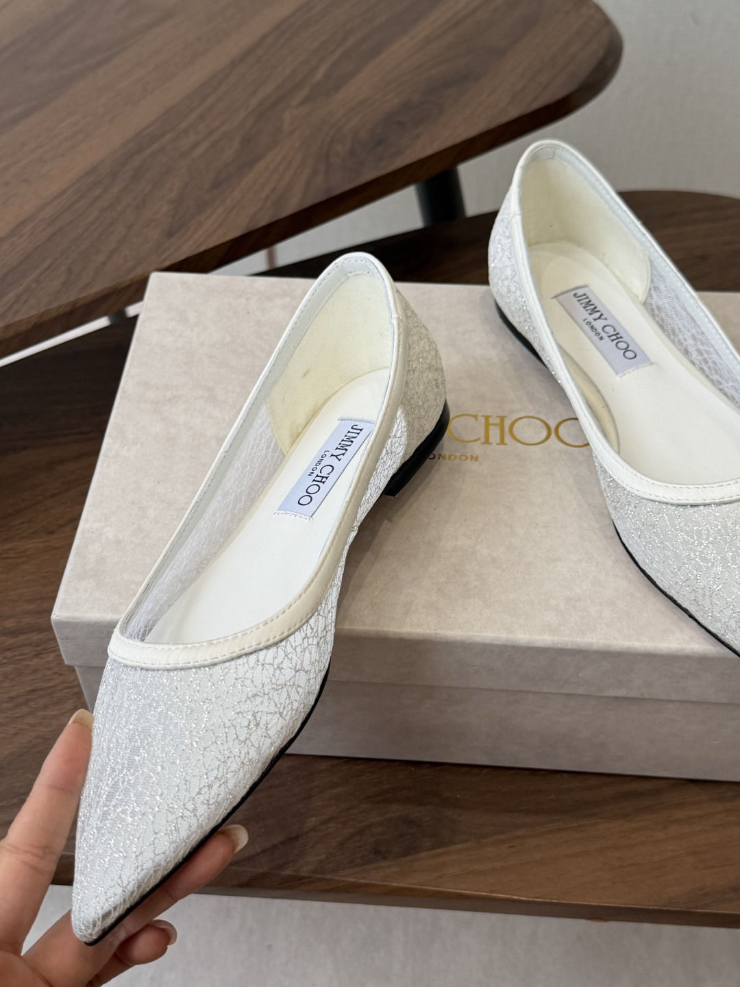 Jimmy Choo jc  周仰杰  新款蕾丝高跟鞋，这对复古小蕾丝，绝对是鞋柜C位的不二之选！它不只