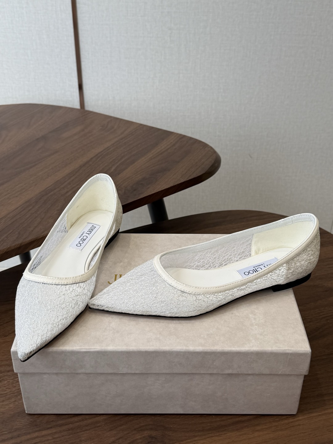Jimmy Choo jc  周仰杰  新款蕾丝高跟鞋，这对复古小蕾丝，绝对是鞋柜C位的不二之选！它不只