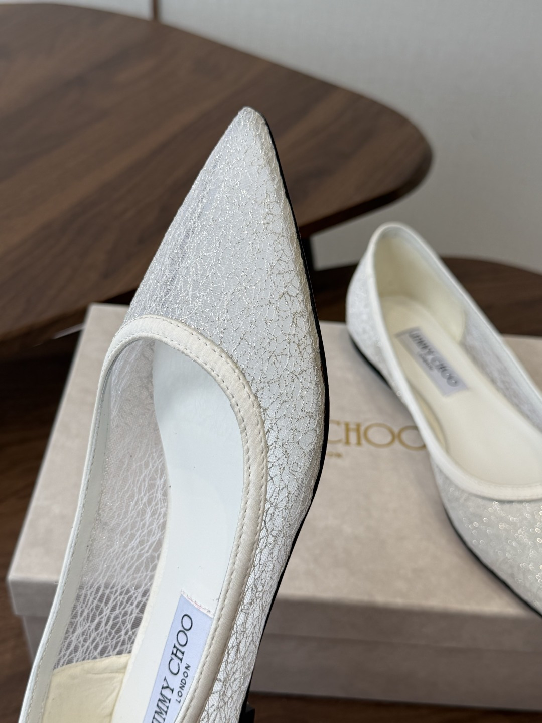 Jimmy Choo jc  周仰杰  新款蕾丝高跟鞋，这对复古小蕾丝，绝对是鞋柜C位的不二之选！它不只