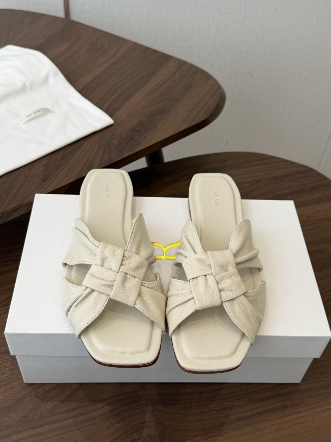 NO:882383,The Row 26ss new twist woven flat slippers made in Guangzhou. High-quality minimalist niche spring and summer new sexy flat-heeled minimalist slippers!  As simple as ever, with a strong sense of design and clean and smooth lines. Although there are not too many elements, it is really high-end and versatile!  It is very comfortable and nice to wear on your feet. Look closely, this shoe is not something that ordinary small factories can make. The details of the workmanship are fine. Secondly, the cat heel design of this sandal is very fashionable, which can increase your height without being too cumbersome. The high heel design can also make walking more stable, and you will not feel tired even if you wear it for a long time. Fabric: Imported lambskin Lining: Imported grain mixed sheepskin Outsole: Real leather outsole imported from Italy, real cork bag and forefoot TPU injection, high-end and non-slip  Size#35-40 (40 non-refundable), slippers, sandals, slippers, sheepskin, Leather soles19860909莞产The Row 26ss新款麻花编织平底拖鞋 高品质极简小众春夏新款性感平跟极简拖鞋！一如既往地简单,超强的设计感,线条简洁流畅.虽然没有过多的元素点缀,但真的很高级很百搭！上脚非常舒适很nice 仔细看这个鞋子不是一般小工厂能够做防得了,做工细节精细,其次,这款凉鞋的猫跟设计非常时尚,既能增加身高,又不会太过累赘.高跟的设计也能让走路更加稳定,即使是长时间穿着也不会感到疲劳 面料:进口小羊皮 内里: 进口粒面混种羊皮 大底:意大利进口真皮大底真软木包跟前掌tpu射出 高级又防滑 Size#35-40（40不退换）,拖鞋,sandals,slippers,sheepskin,Leather soles,Women's Shoes
