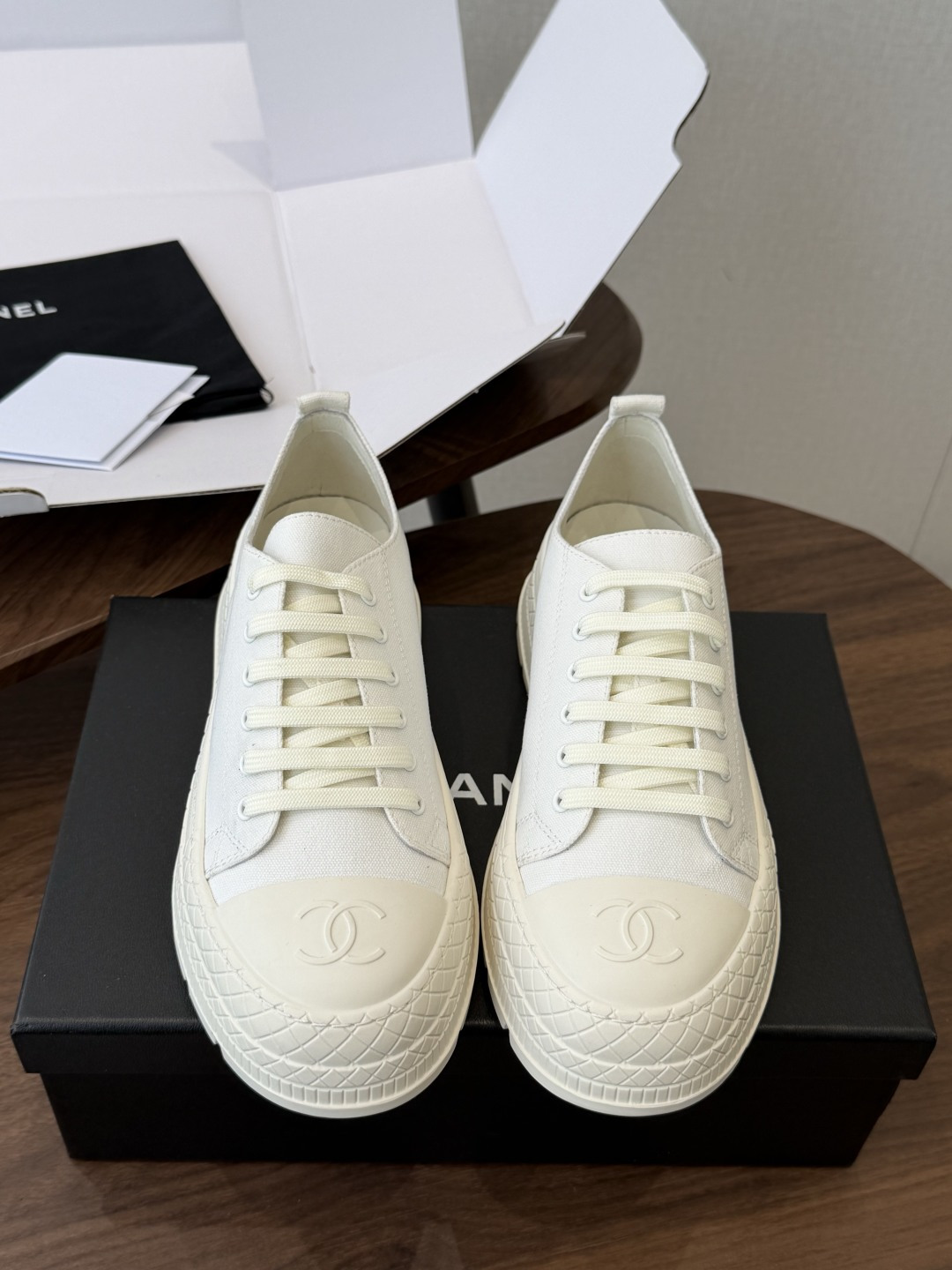 NO:882379,The new Chanel26SS early spring thick-soled casual sneakers made in Dongguan. The embossed double C logo on the toe is the soul of the entire pair of shoes. Chanel's brand DNA is engraved into every detail, showing a sense of high-end in a low-key manner. The thick-soled platform outsole design can instantly increase the height of the foot and turn it into a cartoon leg. Small people can be directly welded to the foot. The shoe shape is loose and does not squeeze the foot. It is very friendly to sisters with wide feet and fleshy feet. The upper foot makes the foot appear smaller.  Whether it is daily commuting, going out on a date, or traveling and taking photos, this pair of shoes can be held perfectly. It has a walking atmosphere when you put it on your feet, and it will give you a sense of being in a blockbuster in any photo. Sheepskin upper, sheepskin lining, outsole, TPU outsole, size 35-41 (customized sizes 40 and 41 are non-refundable), heel height 5cm, casual shoes/sports shoes, chanel, chanel, sneakers, sheepskin19860909莞产Chanel26SS早春新款厚底休闲板鞋 鞋头压纹双C标识是整双鞋的灵魂,把香奈儿的品牌DNA刻进每一处细节,低调中尽显高级感.厚底松糕大底设计,上脚瞬间隐形增高秒变漫画腿,小个子直接焊死在脚上；鞋型宽松不挤脚,对宽脚、肉脚姐妹超友好,上脚显脚小. 不管是日常通勤、约会出街,还是旅行拍照,这双鞋都能完美hold住,上脚就是行走的氛围感,随便拍都是大片既视感. 鞋面羊皮 内里羊皮 大底TPU大底 size35-41码（40、41码定制不退换） 跟高5cm,休闲鞋/运动鞋,chanel,chanel,sneakers,sheepskin,Women's Shoes