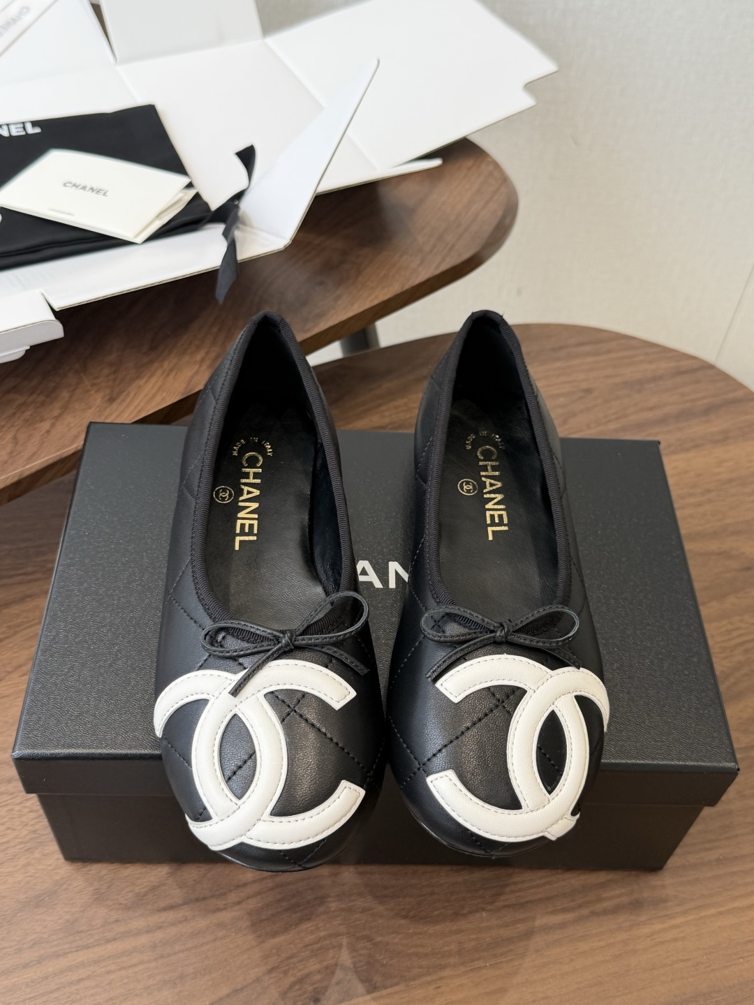 NO:882375,Made in Wanguan (please note the version when placing an order), CHANEL26ss Xiaoxiang Classic Diamond Bow Kangpeng Ballet Shoes. When the password of the diamond pattern meets the agility of ballet, this pair of shoes becomes an elegant carrier through time. The upper is a delicate interpretation of the brand's iconic diamond pattern. Each quilting is filled with the warmth of the handwork of old craftsmen. Echoing the exquisite large double C logo on the toe, it quietly tells the classic heritage.  The leather bow on one side of the shoe gently hangs down and sways slightly with the steps when walking, injecting a bit of softness and playfulness into the retro tone. It is Xiaoxiang's romantic intention hidden in the details. Whether it is paired with a retro plaid skirt to express French style or with nine-point suit pants to create a commuting style, it can be seamlessly connected with a low-key and elegant temperament, making daily wear a classic model that can withstand the scrutiny of time. The fabric is made of original customized lambskin, and the lining of the toes is imported sheepskin.  Genuine leather outsole imported from Italy, size 35-40 (custom-made for 40, non-returnable), single shoes, chanel, skirts, business suit, sheepskin, Leather soles19860909莞产(下单备注版本)CHANEL26ss小香经典菱格蝴蝶结康鹏芭蕾舞鞋 当菱格纹的密码邂逅芭蕾的灵动 这双单鞋便成了穿越时光的优雅载体. 鞋面是品牌标志性菱格纹的细腻演绎 每一道绗缝都沉淀着老工匠的手作温度 与鞋头精致的大双C标识相呼应 悄然诉说着经典的传承. 鞋身一侧的皮革蝴蝶结轻轻垂落 走路时随步伐微微晃动 为复古基调注入几分柔媚俏皮 恰是小香藏在细节里的浪漫心机 无论是搭配复古格纹裙演绎法式风情 还是配九分西装裤打造通勤格调 它都能无缝衔接 用低调奢雅的气质 让日常穿搭成为经得起岁月审视的经典范本. 面料采用原版定制小羊皮 内里踮脚均为进口羊皮 意大利进口真皮大底 size35-40(40订做不退换),单鞋,chanel,skirts,business suit,sheepskin,Leather soles,Women's Shoes