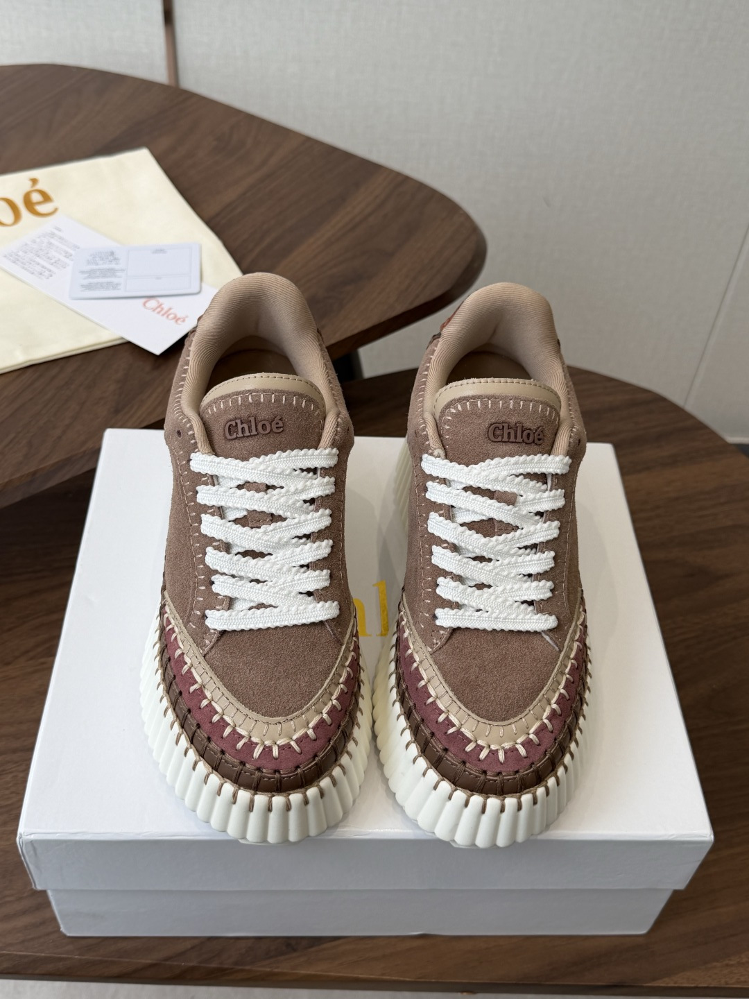 NO:882371,Button 20Chloe/Chloe 26ss spring and summer new thick-soled white shoes casual shoes original soles, all hand-threaded, all the positions are just right, Internet celebrity hot style, top leisure vacation series Big names and Internet celebrities unanimously pursue this style, and it is even out of stock and hard to find. An indispensable single item slippers in midsummer, very attractive and fashionable sports style, show your elegance, lightness, slimming, and white feet in your way  Fabric imported cowhide, original molded fabric, outsole rubber outsole/super light wear-resistant velvet combination Size#35-40 (40 custom made, non-refundable), casual shoes/sports shoes, chloe, loewe, sneakers, slippers, cowhide19860909扣子20Chloe 克洛伊/蔻依 26ss 春夏季季新款 厚底小白鞋 休闲鞋 原版鞋底,全手工穿线,所有的位置刚刚好 ,网红爆款,顶级休闲度假系列 大咖网红一致追求此款,更是断货一度难求 盛夏不可缺少的单品拖鞋,上脚极具吸引时髦运动风尚,以你的方式彰显你的优雅、轻便、显瘦、显脚白 面料进口牛皮 原版开模布料 大底橡胶大底/超轻耐磨绒组合 Size#35-40（40订做不退换）,休闲鞋/运动鞋,chloe,loewe,sneakers,slippers,cowhide,Women's Shoes