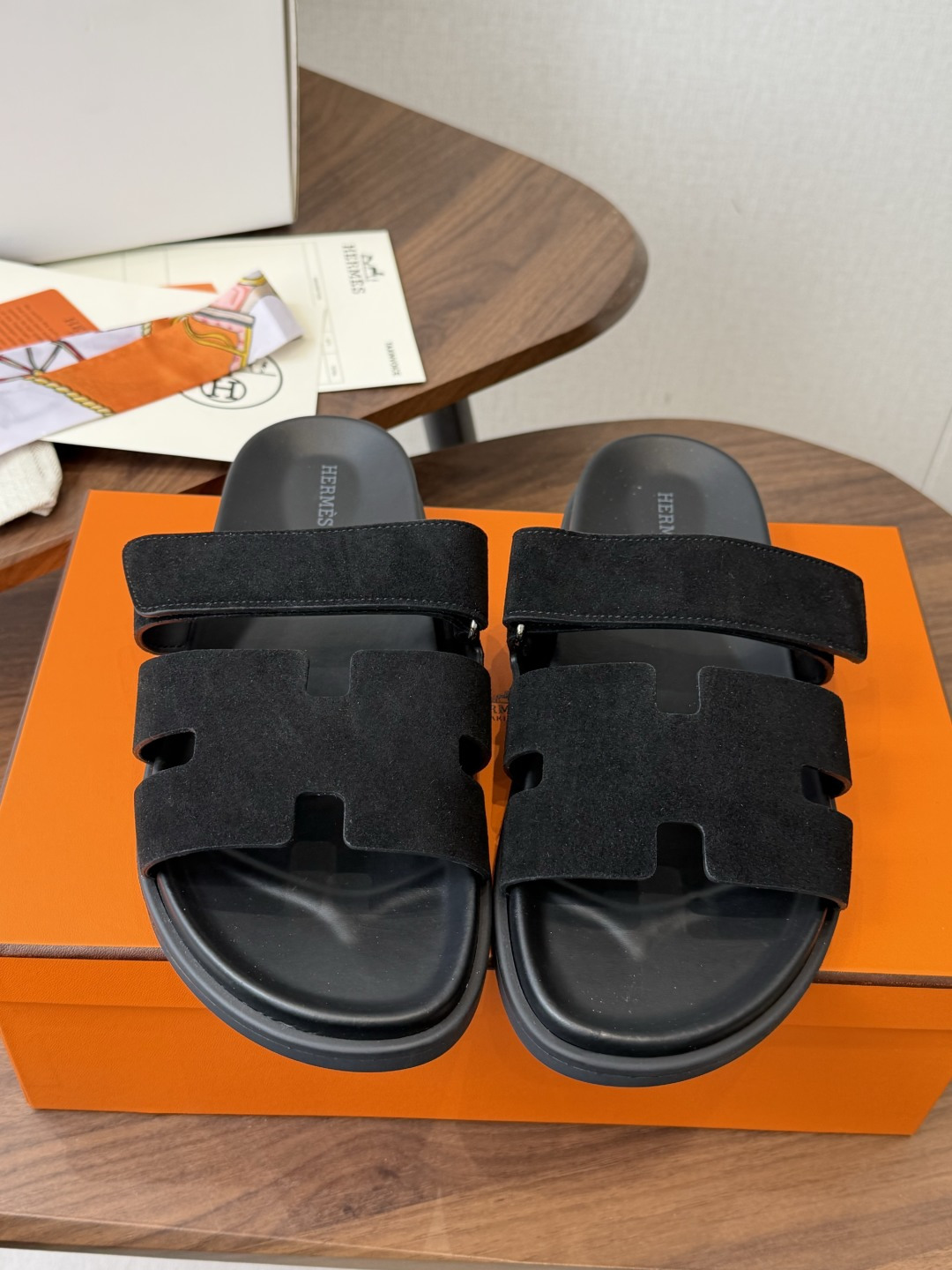 NO:889229,Made in Guan (for couples), HERMES Chypre's Chapas pink and army green slippers are a must-have at the counter. They are especially easy to match with the suede goatskin functional sandals, with ergonomic rubber soles and adjustable straps. The design is simple and smooth, creating a comfortable and casual look.  Size female 35-40 (40 non-refundable), male 40-50 (45-50 custom-made non-refundable), slippers, hermes, hermes, sandals, slippers, sheepskin, chamois leather19860909莞产(情侣款）HERMES 爱马仕二舅拖 Chypre这双查帕斯粉拼军绿的拖鞋在专柜是需要靠抢的,特别好搭 麂皮山羊皮机能风凉鞋,搭配人体工学橡胶鞋底和可调节袢带.设计简约流畅,打造舒适休闲造型. Size女35-40（40不退换）、男40-50（45-50定做不退换）,拖鞋,hermes,hermes,sandals,slippers,sheepskin,chamois leather,Women's Shoes